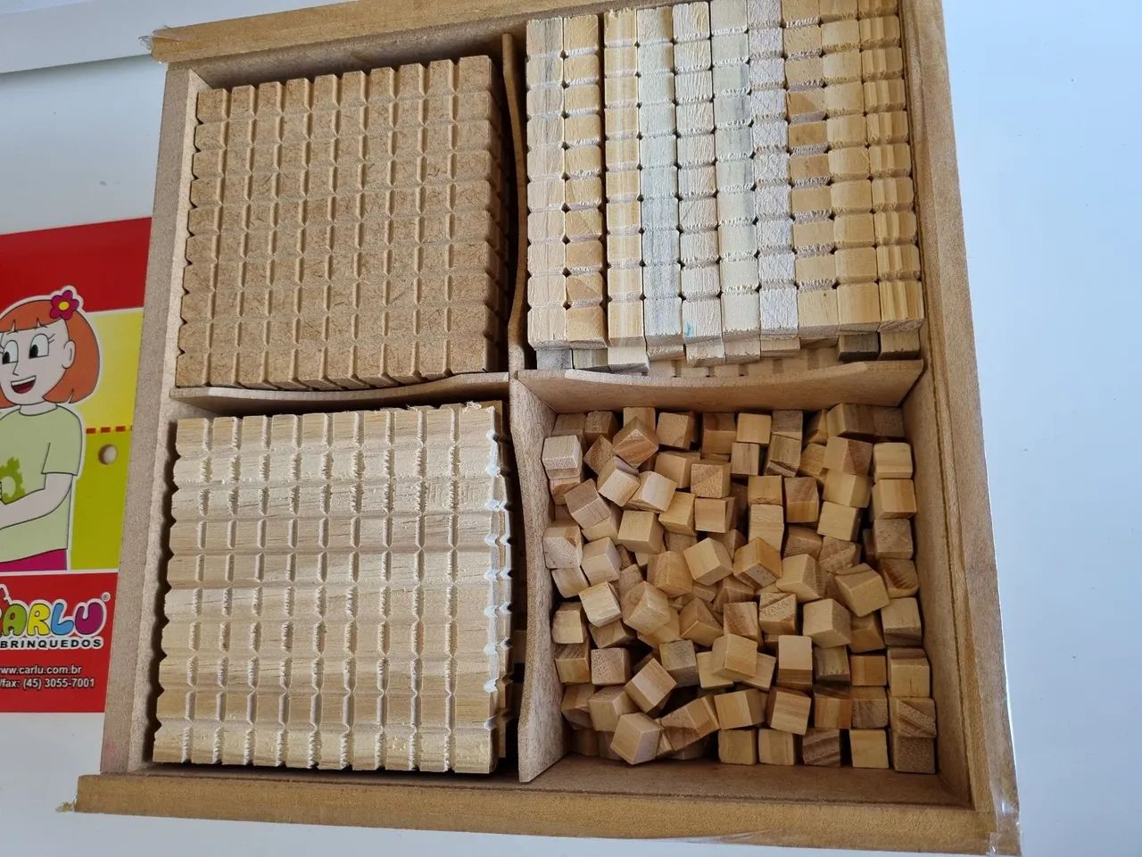 Material Dourado, 611 peças, marca Carlu, em ótimo estado! - Foto 2