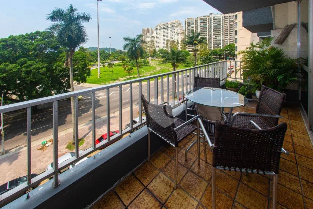 Praia do Flamengo! Linda Vista com varanda Prédio com Infra e piscina. 3 Vagas.