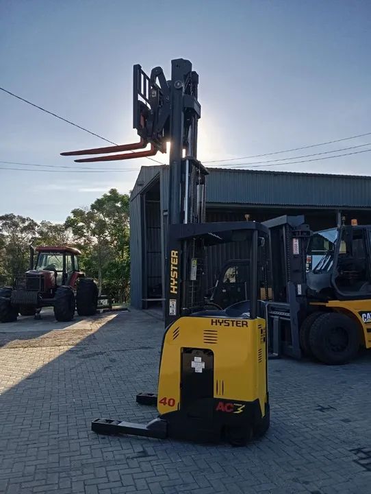 Empilhadeira pantográfica hyster ano 2020