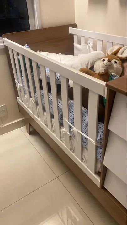 Berço de Bebê Branco e Madeira - com colchão 