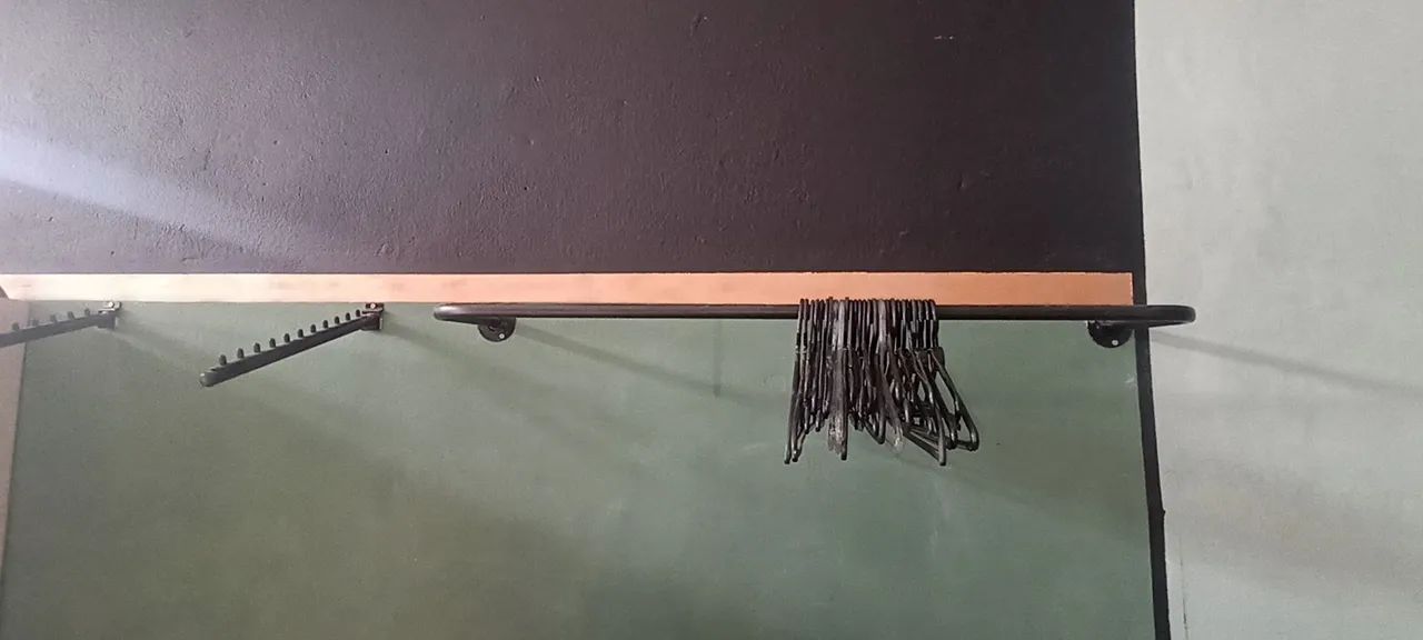 Arara de metal para preta semi nova - Foto 2