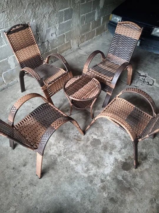 Conjunto de Mesa e Cadeiras de Madeira em fibra sintética 