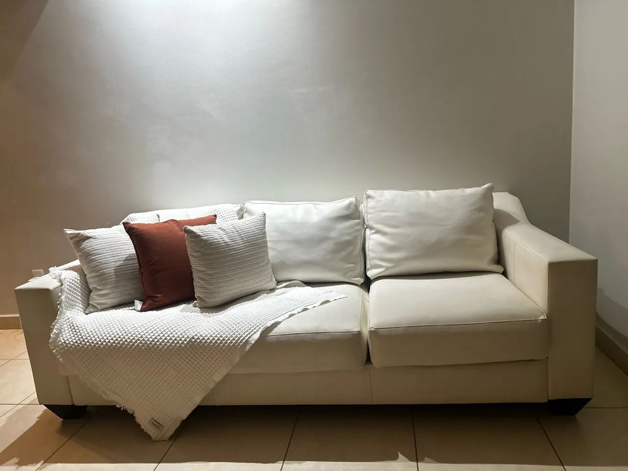 Sofá orgânico, 3 lugares, em couro, reclinável, elegante e confortável - Foto 3