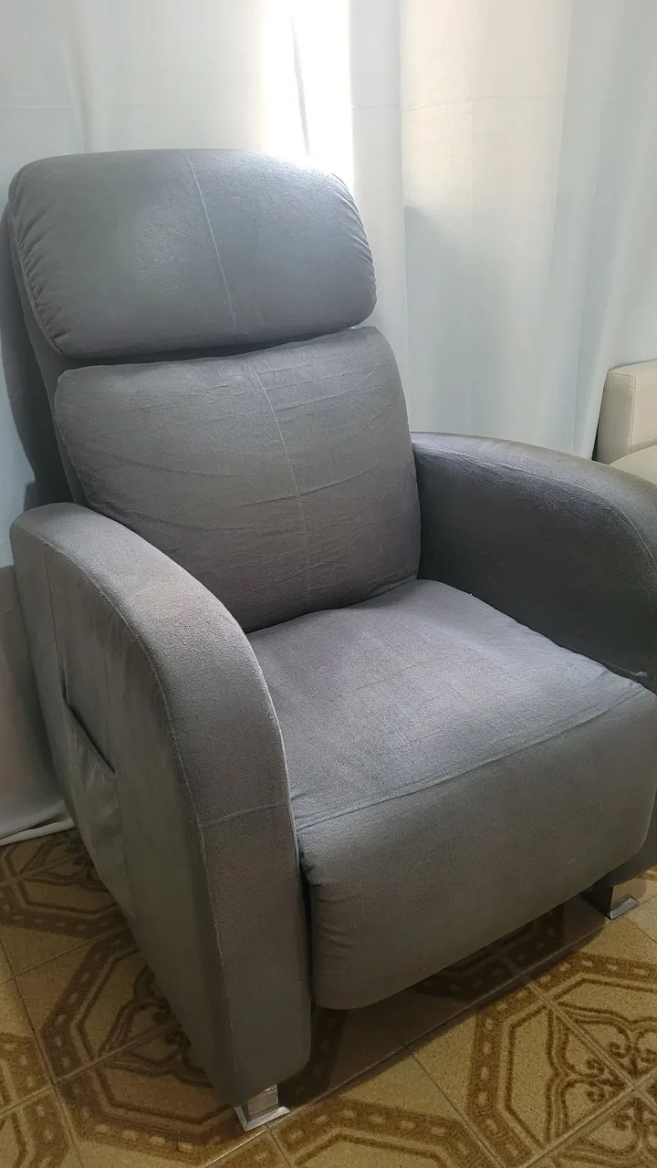 Poltrona Cinza em ótimo estado.