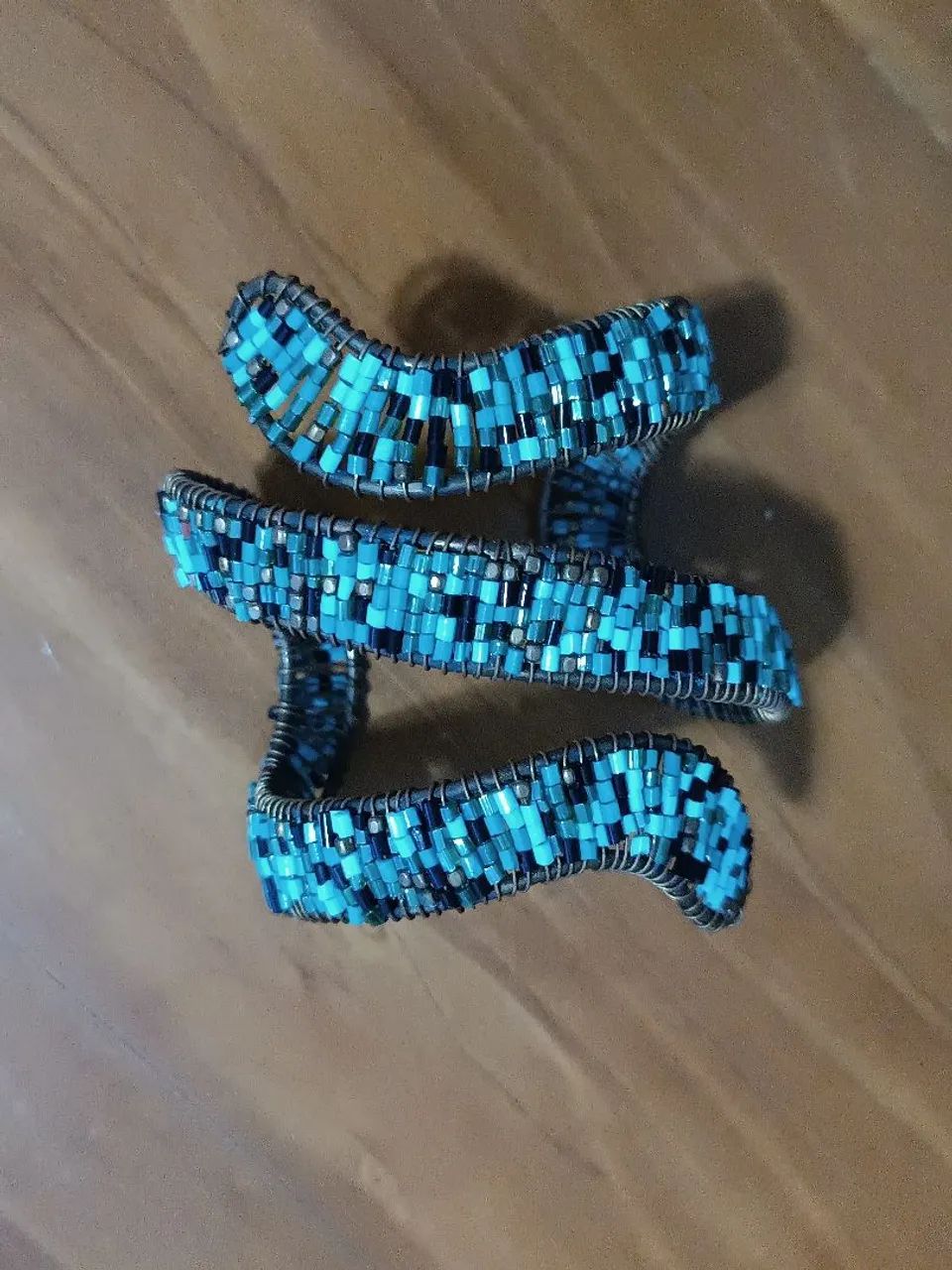 Pulseira espiral artesanal com miçangas azuis e pretas