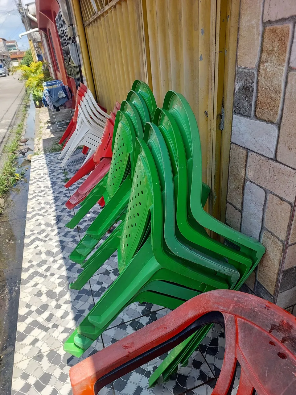 Cadeiras Plásticas Coloridas - Perfeitas para seu evento!