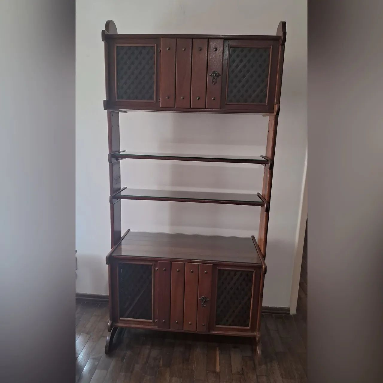Estante de sucupira
