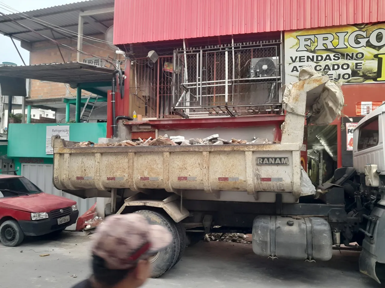 Entulho com ajudantes Disk entulho Caçamba Caminhão Caixa coletora Lixo Descarte Remoção