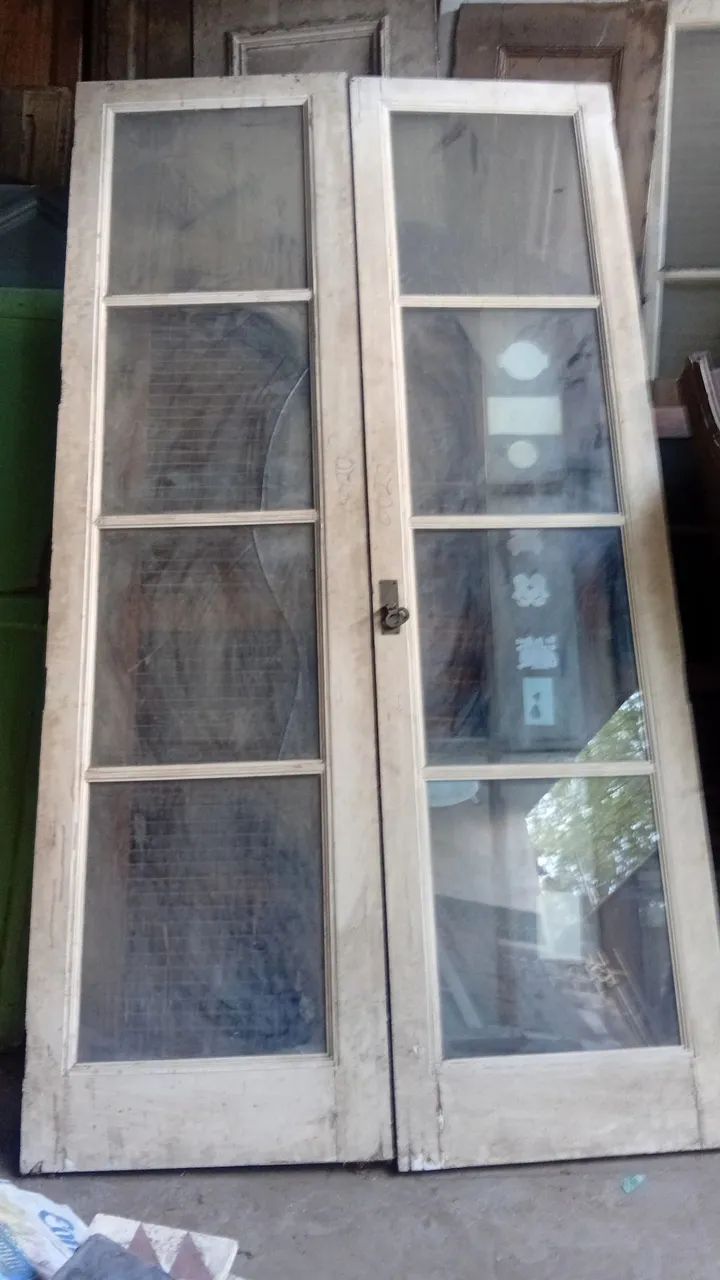 Porta de duas folhas em vidro e cedro antigo