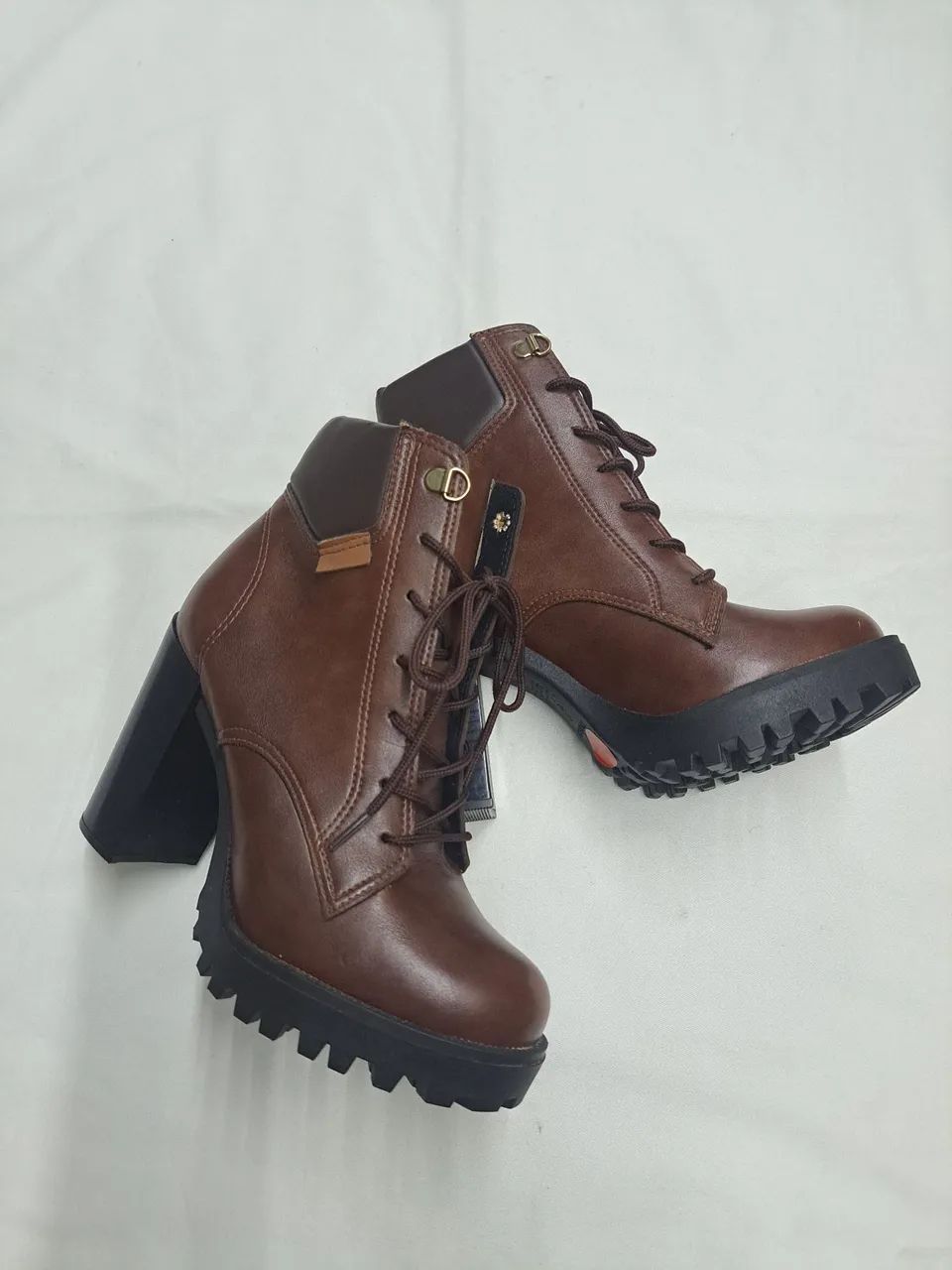 Botas Femininas de Couro Marrom - Conforto e Estilo - Foto 2