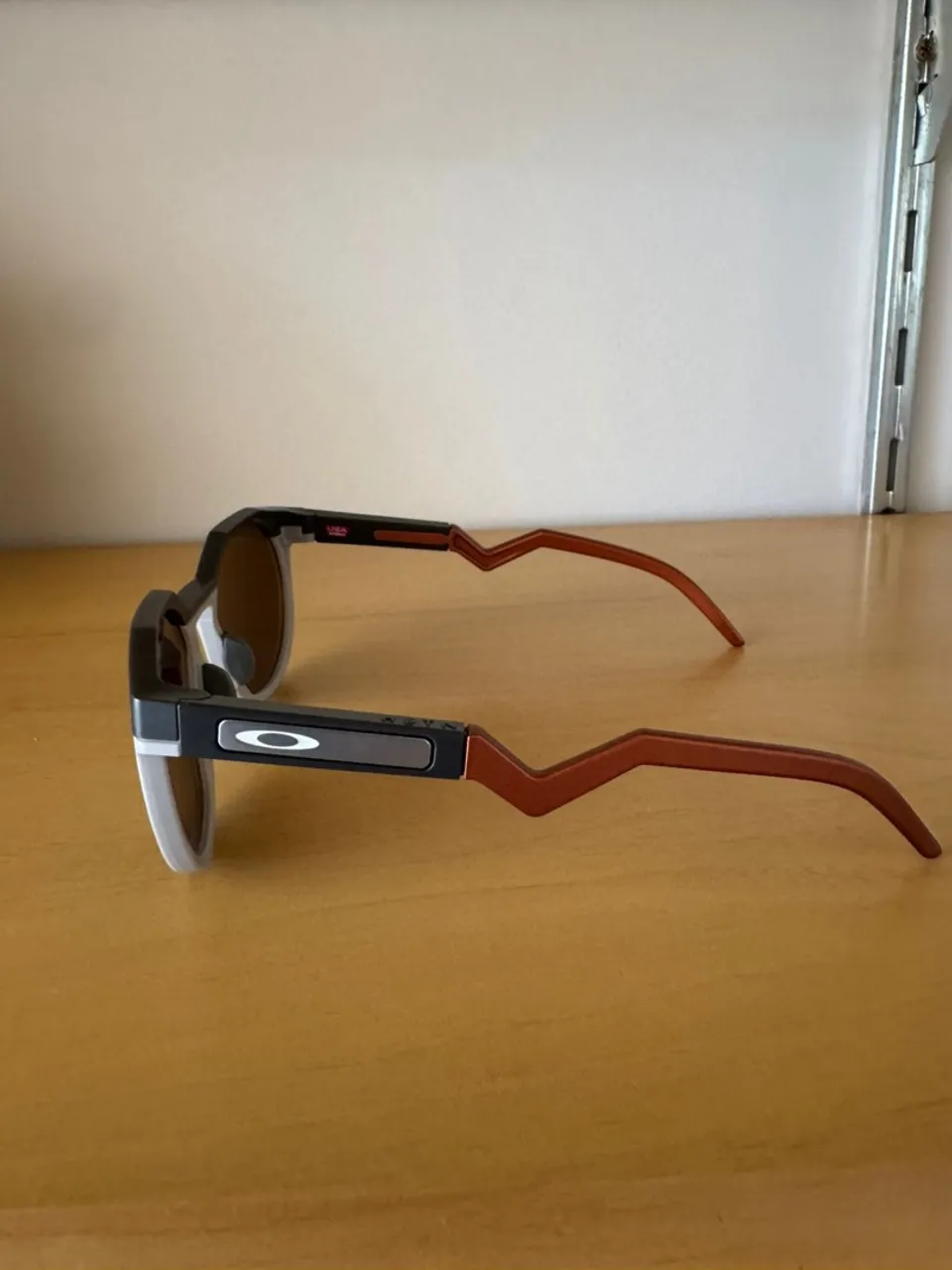 Óculos Oakley HSTN- Design Moderno e Conforto