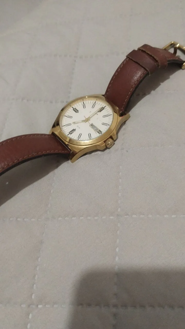 Relógio Dourado com Pulseira de Couro Marrom