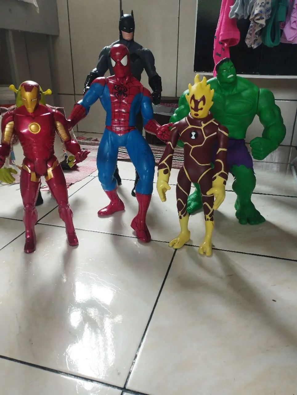 Heróis Marvel e Ben 10 - Brinquedos em ótimo estado!