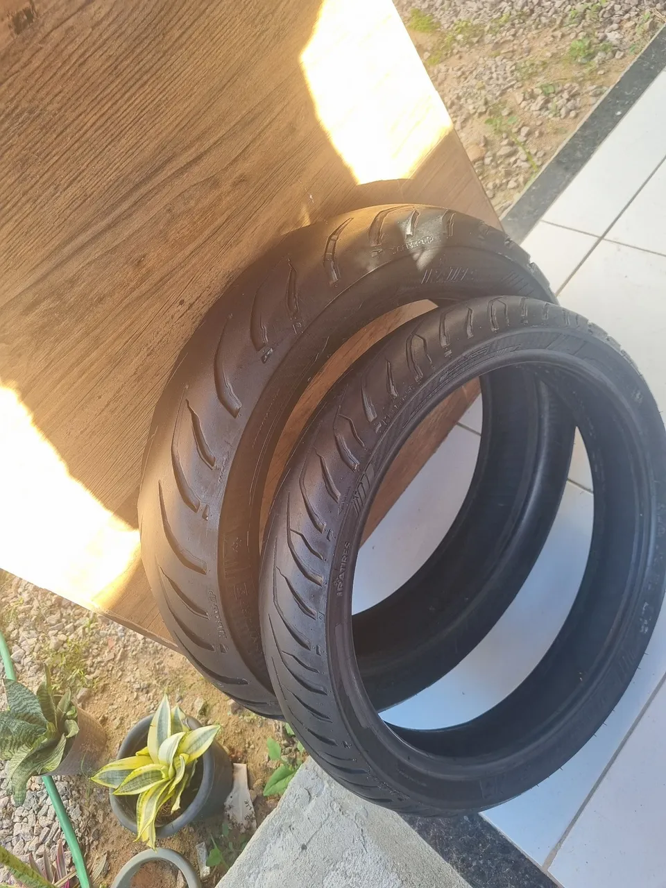 Vendo pneus para moto