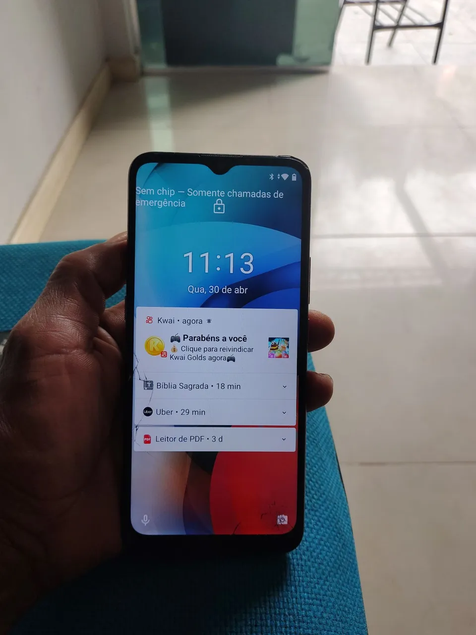 Motorola e7 ele tá trincado só falta troca o vidro 