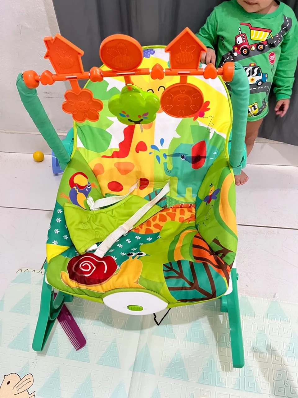 Cadeirinha de descanso vibratória com brinquedos