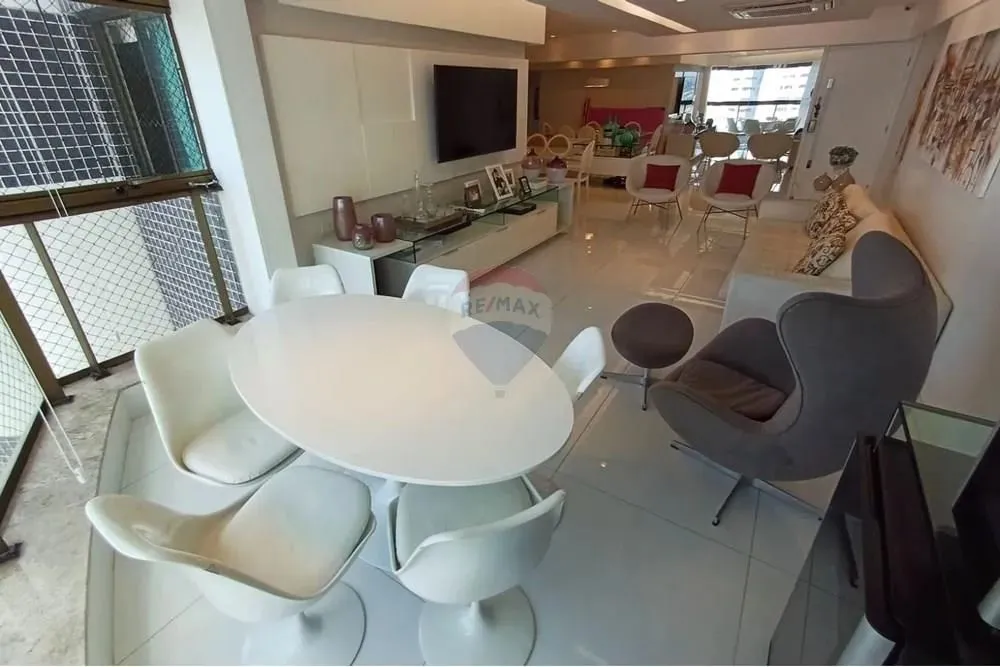 "Luxo e Elegância: Apartamento em Apipucos"