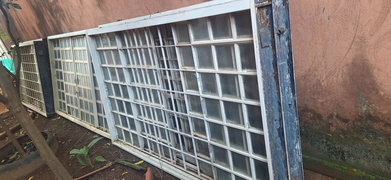 Janelas de Vidro com Grade de Aço - Usadas