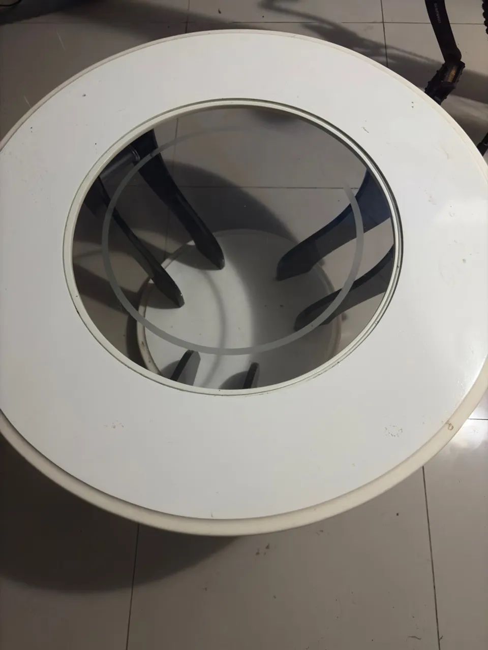 Sofá de Couro Preto e uma mesa para apoiar o pé ou decorar com algo - Foto 3