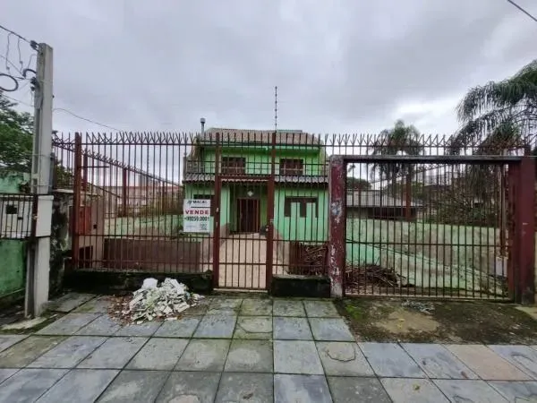 Sobrado em Porto Alegre, no bairro Glória, com 5 dormitório(s), e 5 banheiros, à venda.