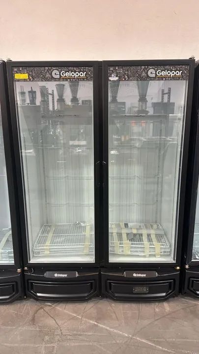 Freezer conservador  vertical 2 portas 950 litros Gelopar