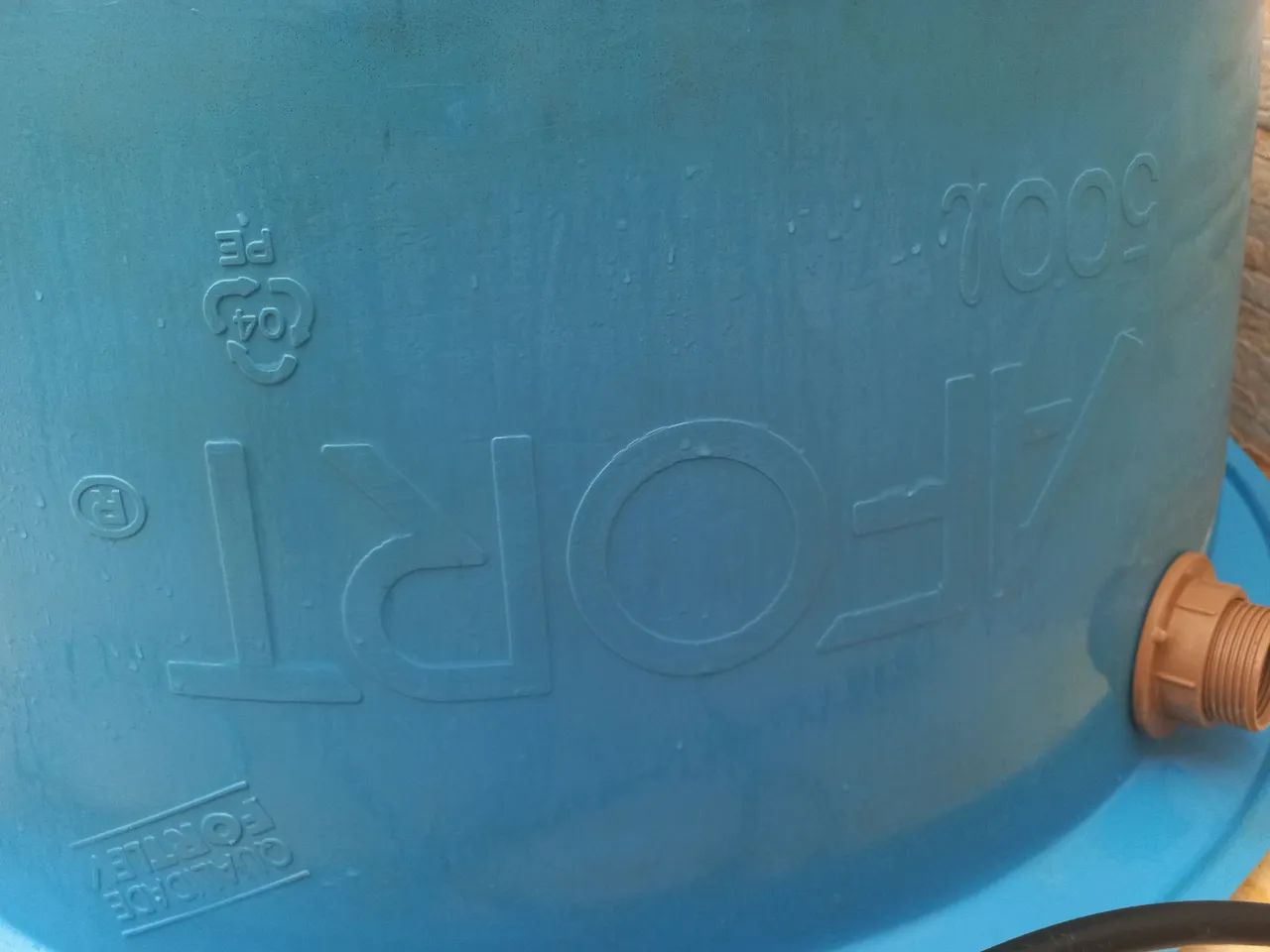 Piscina em formato feijão 64305627876354124