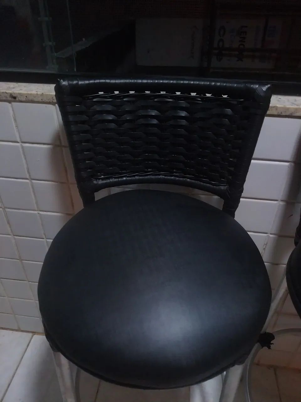 Cadeiras estofadas, encosto de vime, pés de alumínio em perfeito estado,  - Foto 2