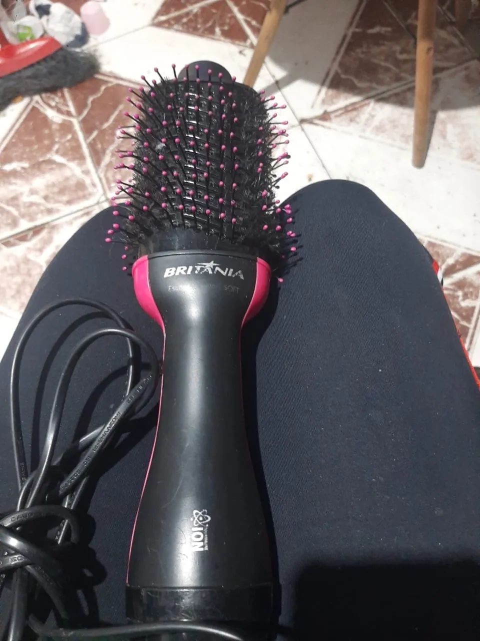 Escova secadora e modeladora funcionando 
