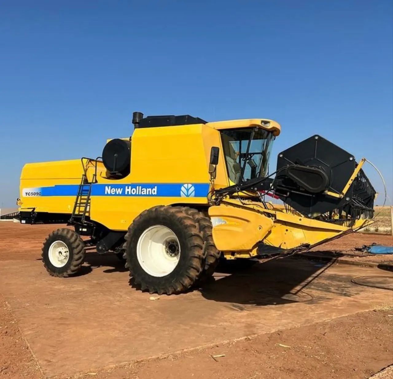 Colheitadeira New Holland TC5090 - Parcele essa ou outra! 