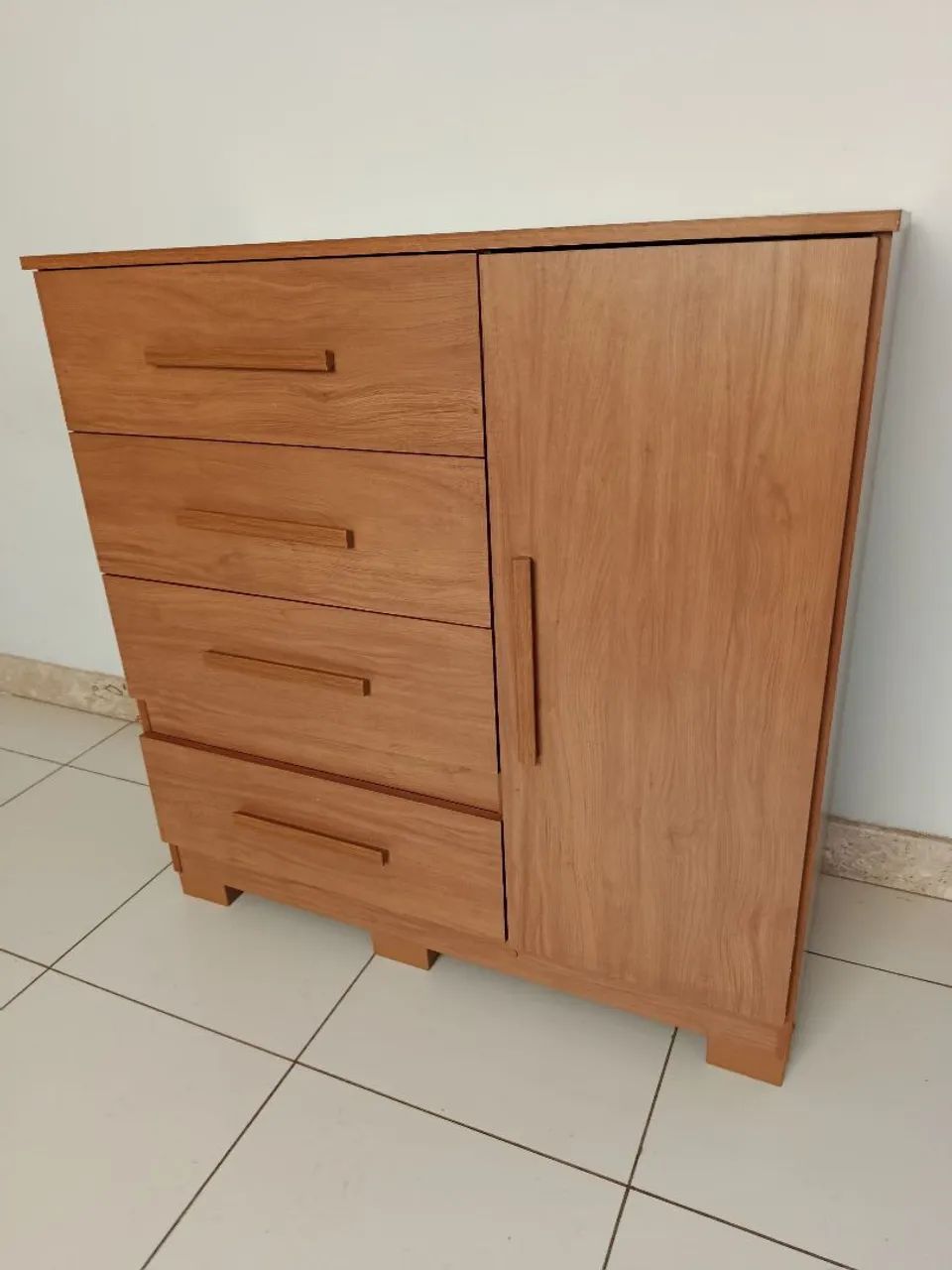 Cômoda com gavetas e porta em madeira