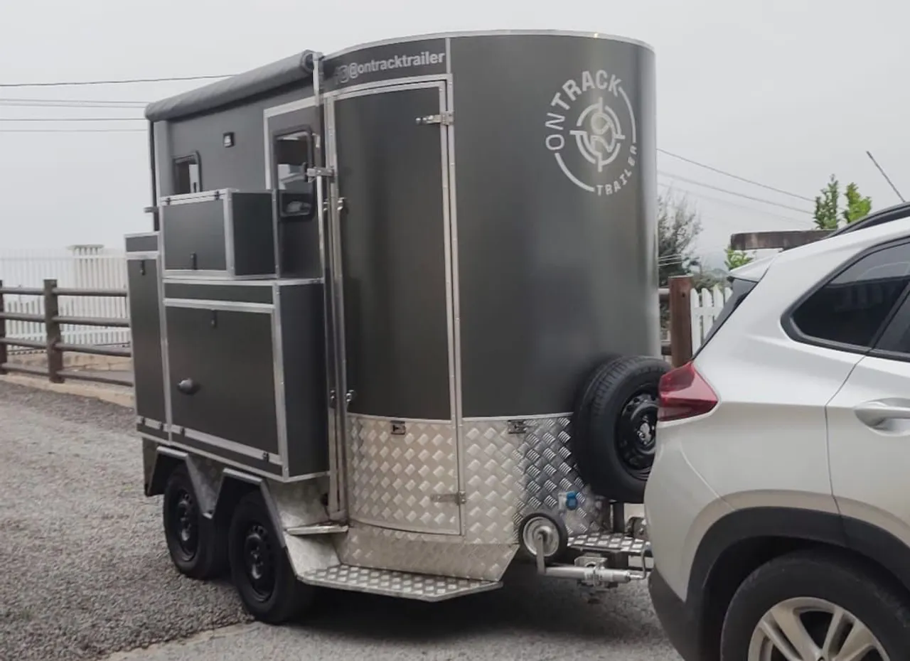 Reboque ONTRACK TRAILER para transporte com design moderno