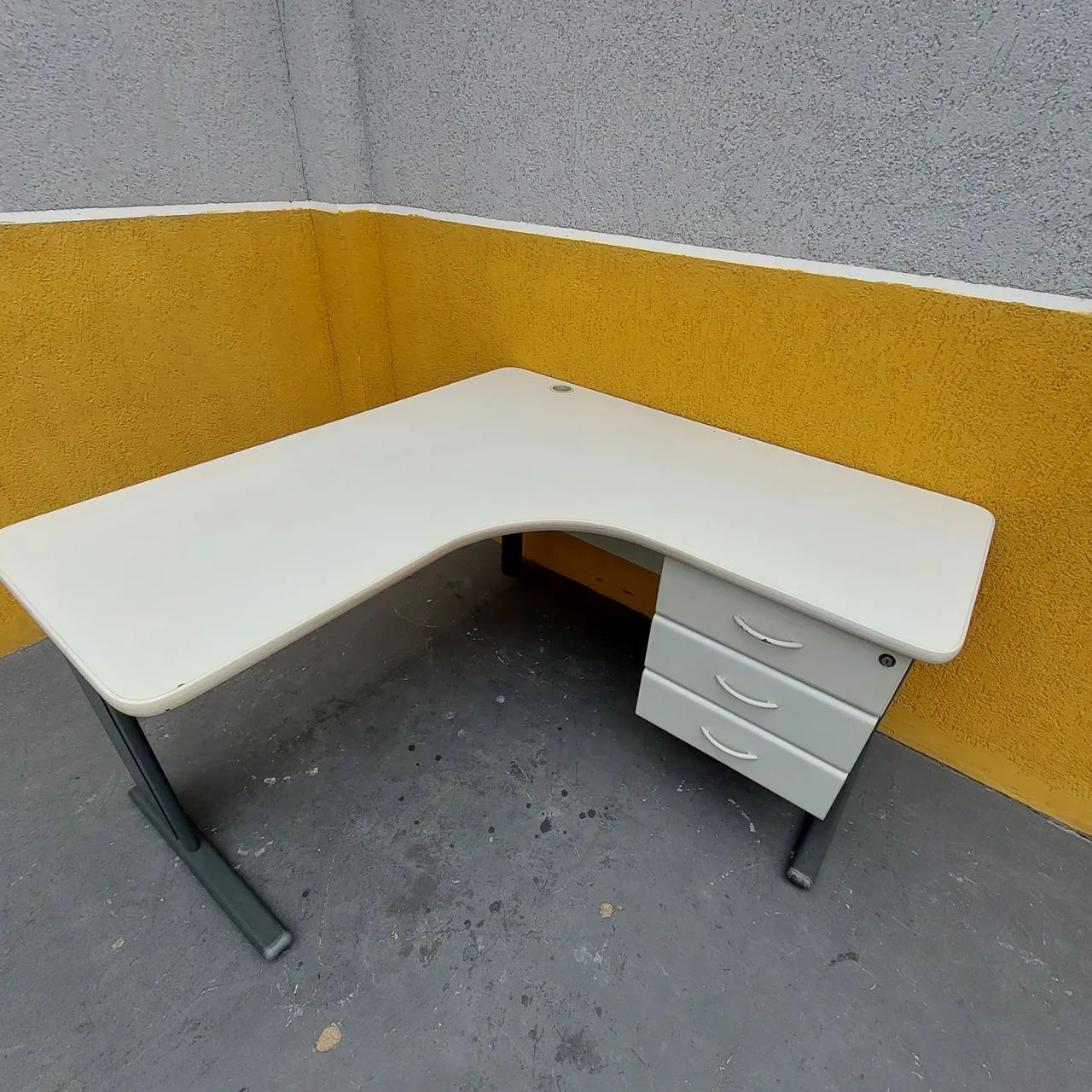 Mesa de Escritório em L com Gaveteiro 1.40x1.40 cm - Foto 5