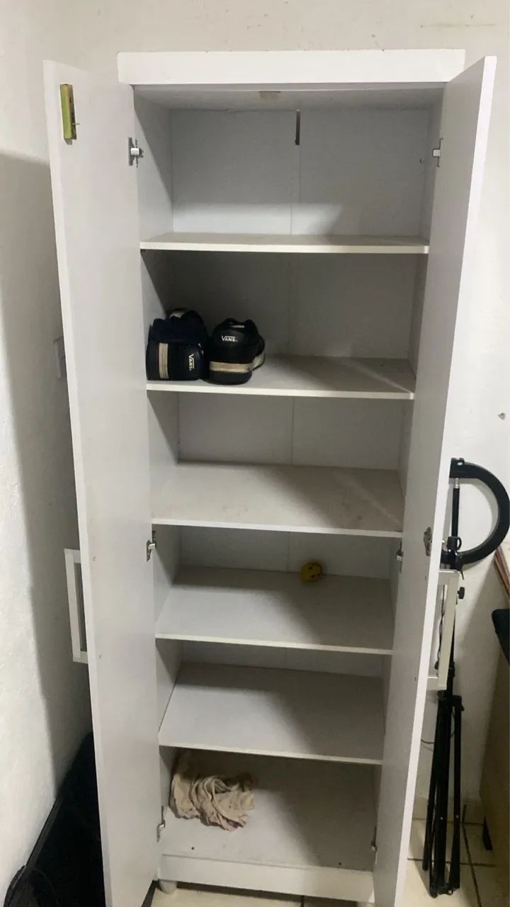 Sapateira Branca com Chave - Armários e Guarda-Roupas