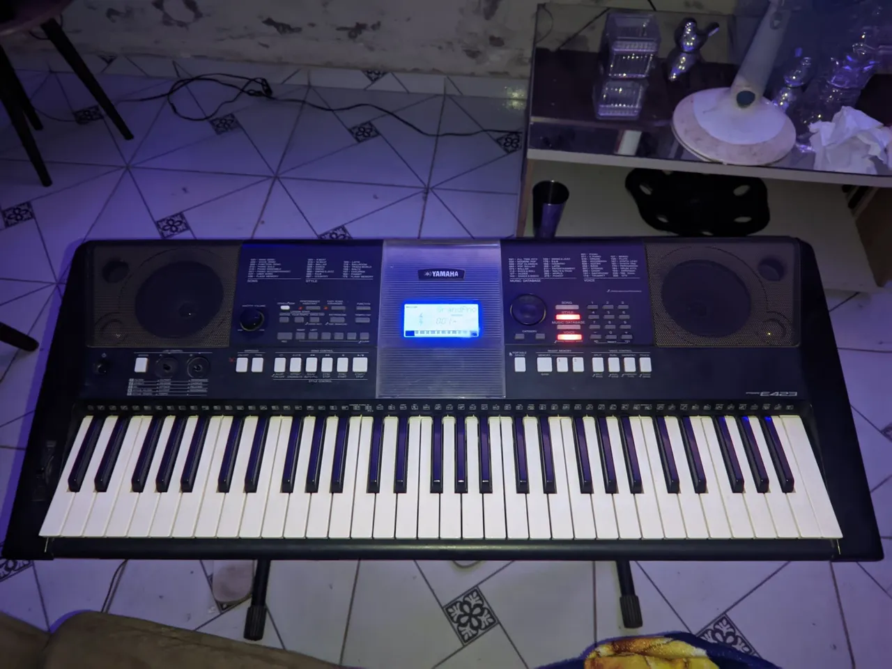 Yamaha PSR-E423 - Usado, com defeito em duas teclas e dois botões - 2 fontes inclusas<br>