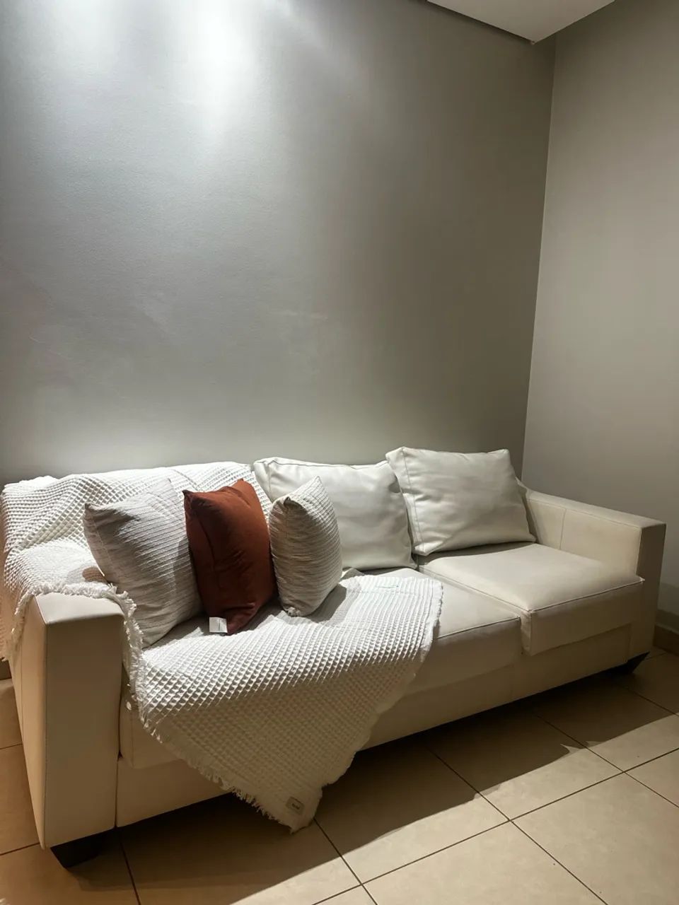 Sofá orgânico, 3 lugares, em couro, reclinável, elegante e confortável - Foto 2