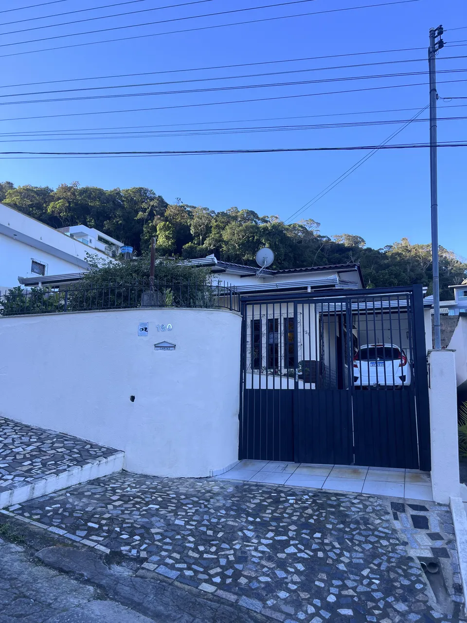 Aluga-se ótima casa com bastante espaço no Centro + com uma linda kitnet fundos - Cambori