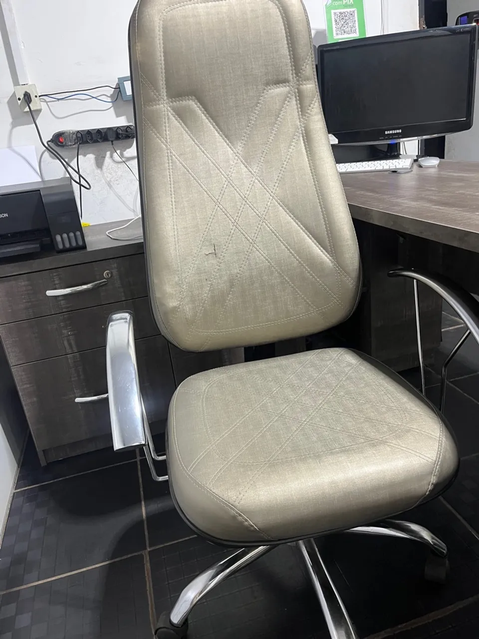 Cadeira de Escritório Confortável e Elegante