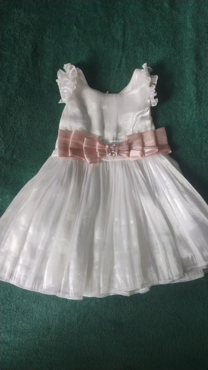 Vestido de festa infantil branco com detalhes em rosa