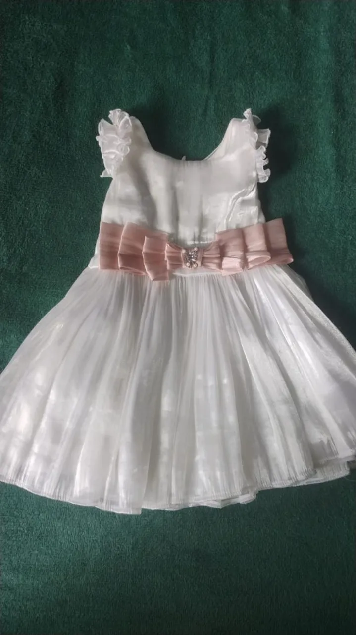 Vestido de festa infantil branco com detalhes em rosa
