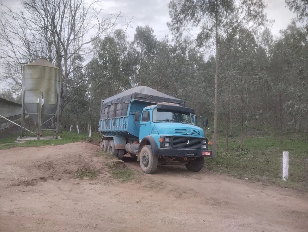 Mercedes 2220 6x4 basculante - Foto 2