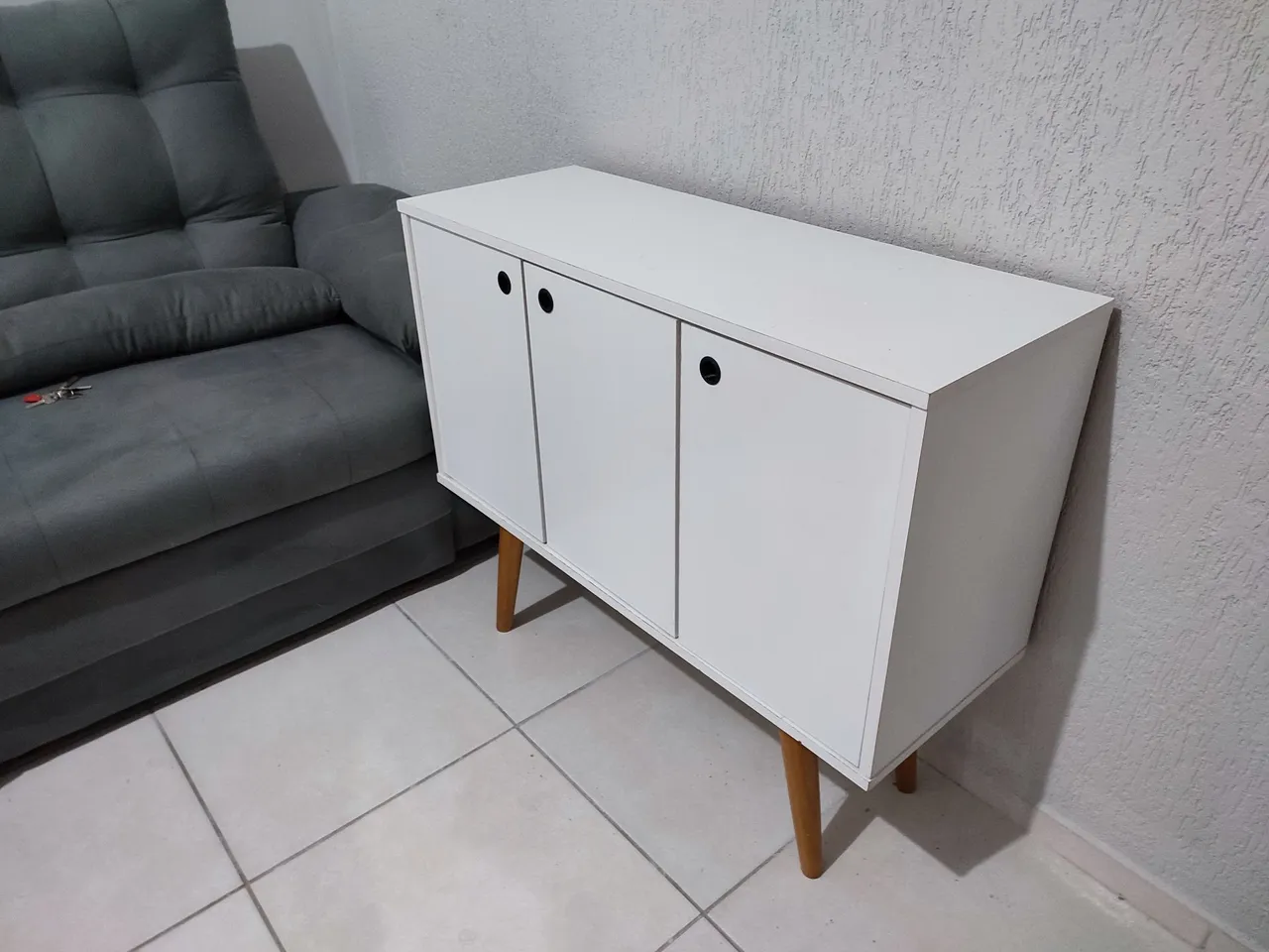 Armário branco com design moderno