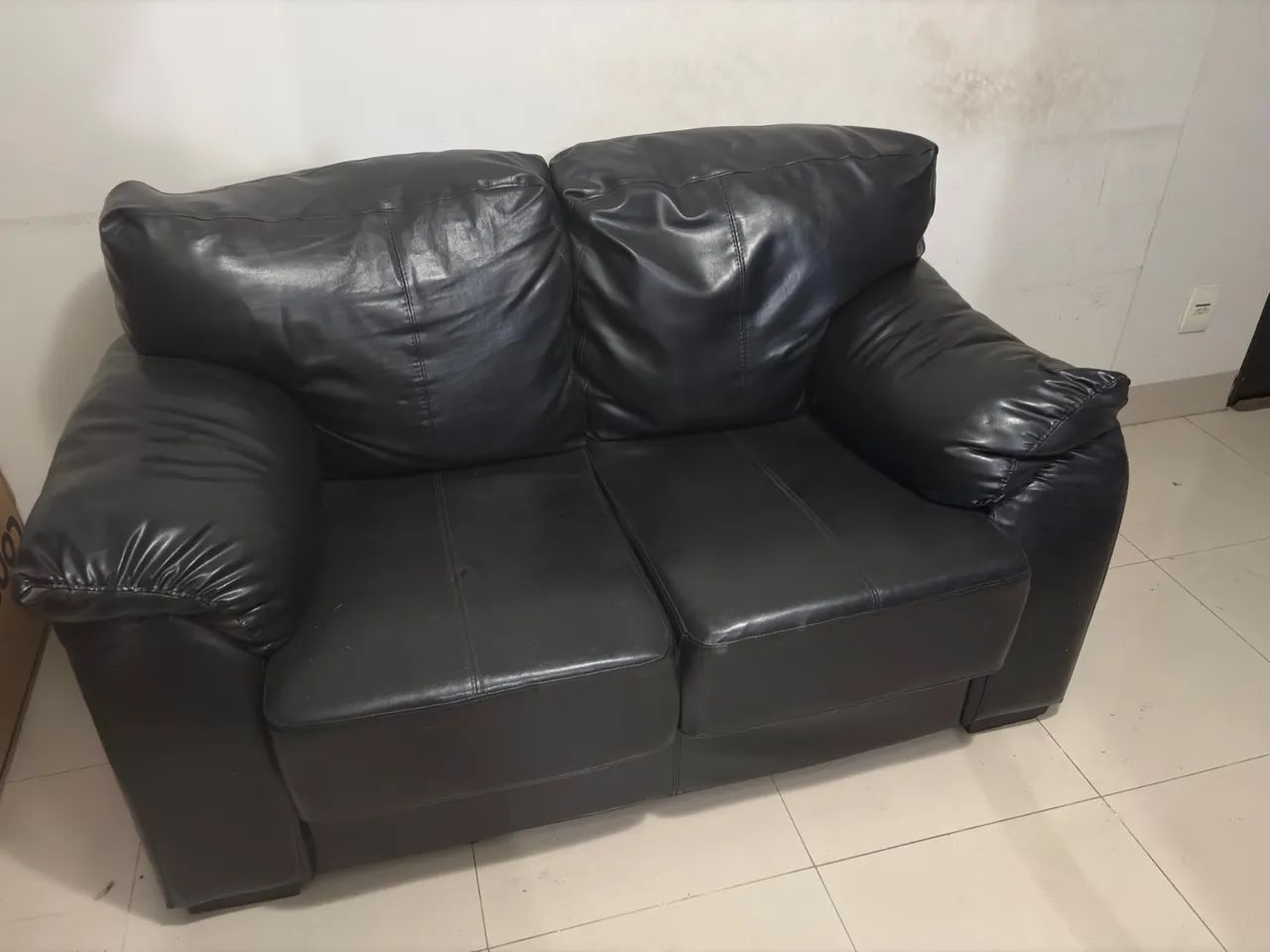 Sofá de Couro Preto e uma mesa para apoiar o pé ou decorar com algo - Foto 6