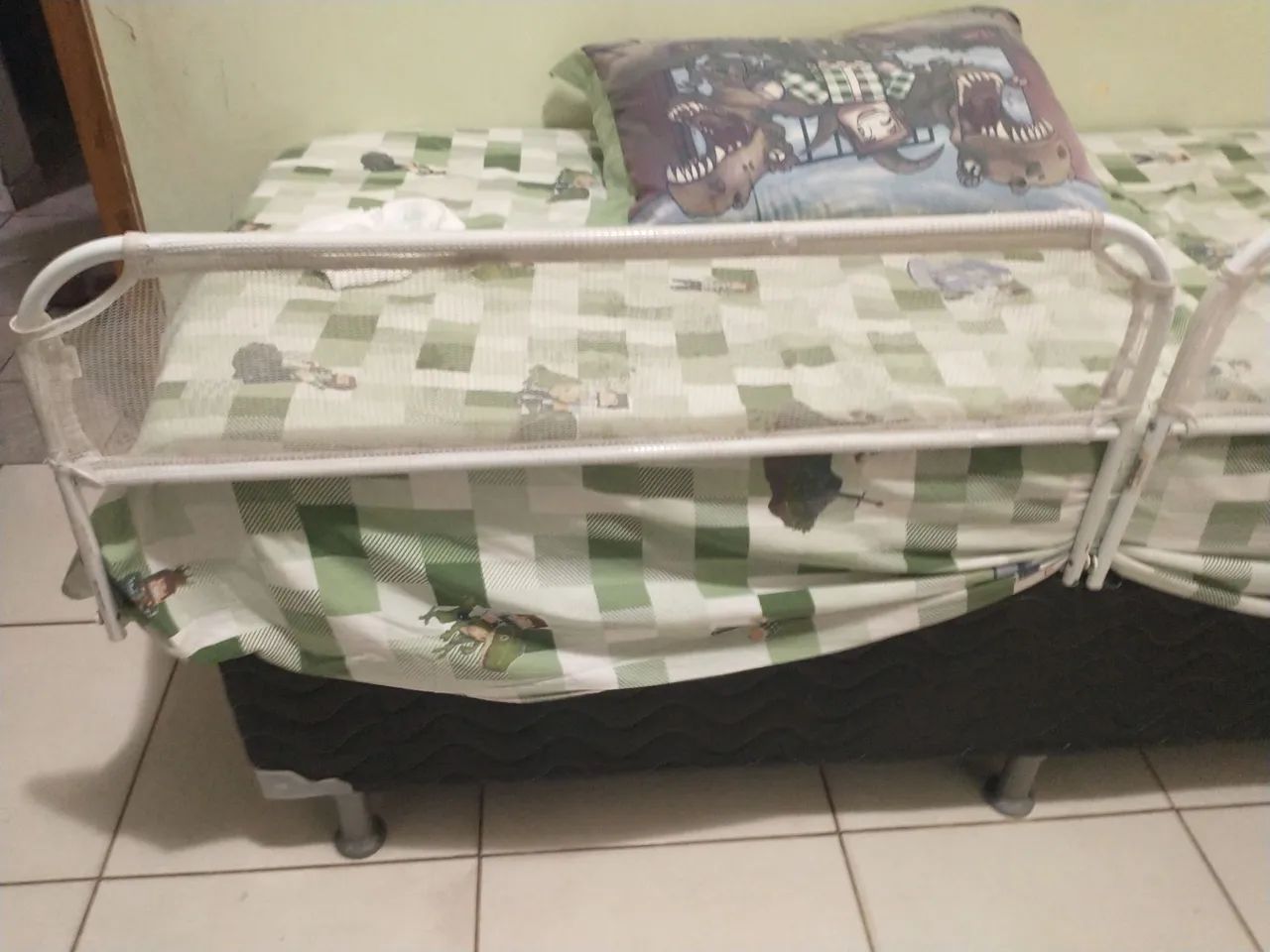 Protective guard rail for children's bed64330584318337120