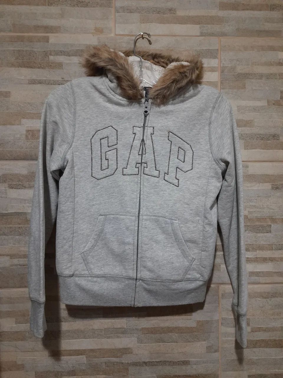Casaco de Moletom GAP com Capuz de Pelo - Infantil