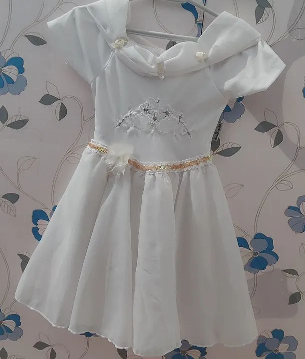 Vestido branco de festa para menina