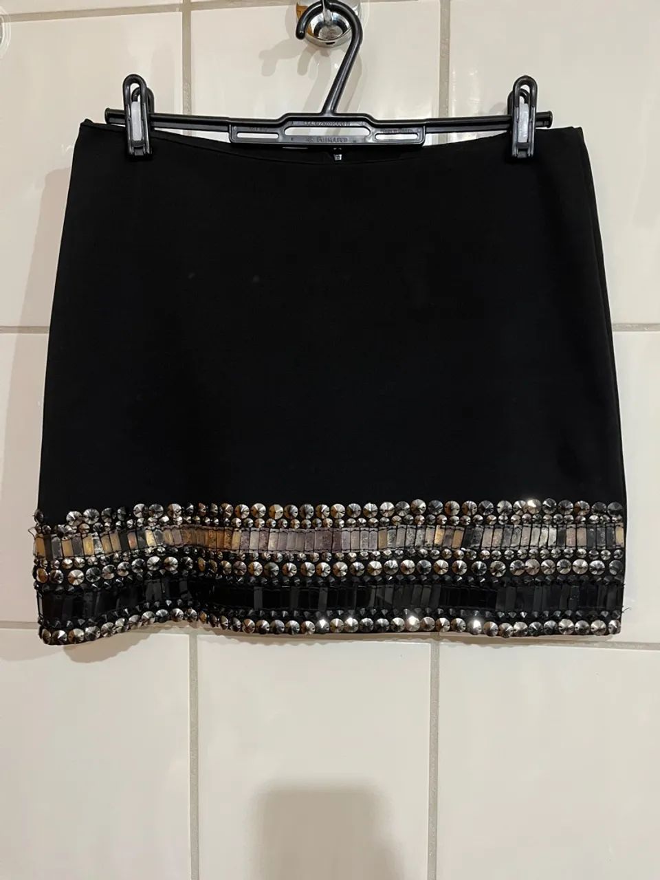 Saia preta com detalhes em pedraria e miçangas 