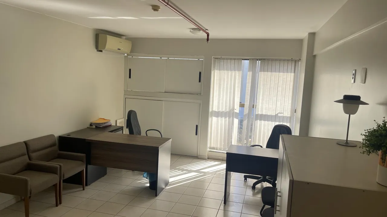 Duas salas comerciais para vender, com vaga de garagem, ótima localização. Condição imperd