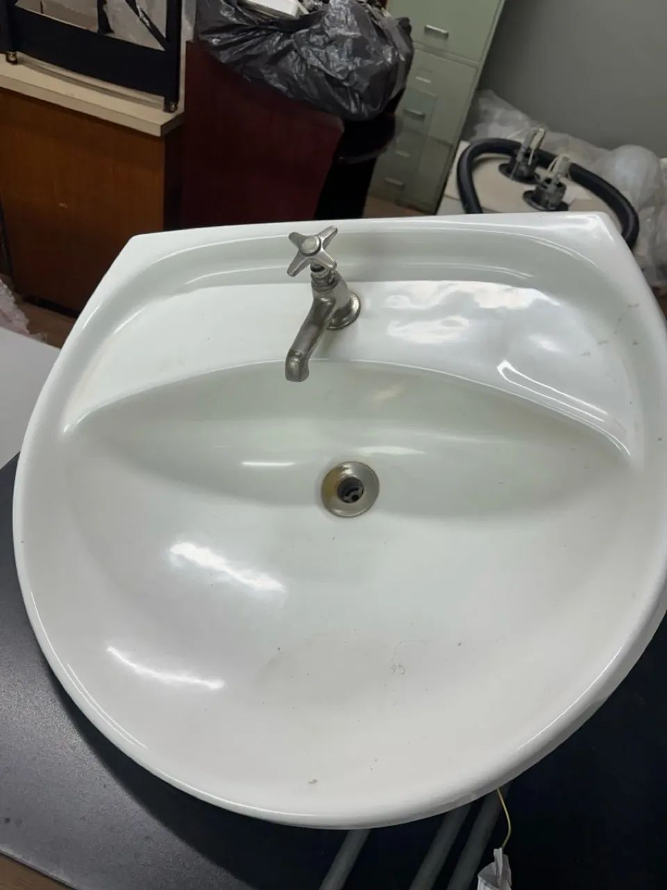 Lavatório branco de banheiro deca 