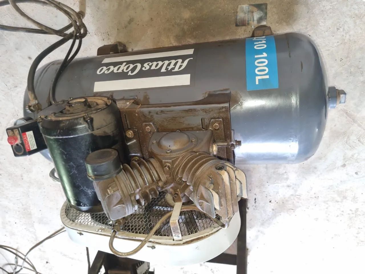 Compressor Atlas Copco com motor trifásico, 2 cilindros