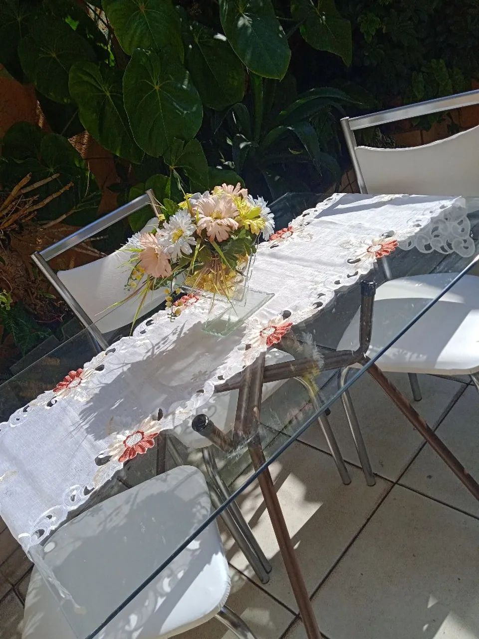 Mesa com 4 cadeiras, lindas ?